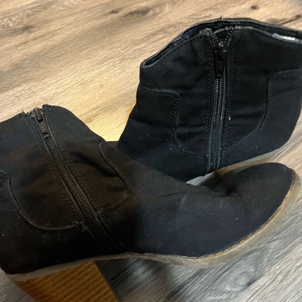 Cute black faux suede cowboy booties ! Size 8 - Picture 4 of 7